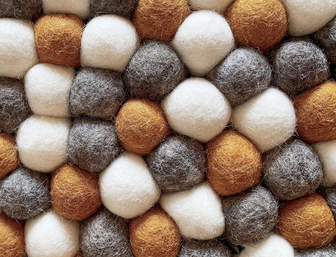 Simona Wool Cat Bed